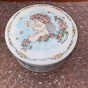 Beautiful like new 1994 Dreamsicles signed by Kristin collectible jewelry holder